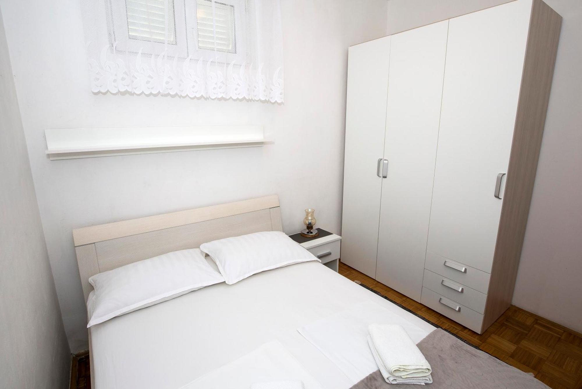 Apartman Roza Omis Exterior photo